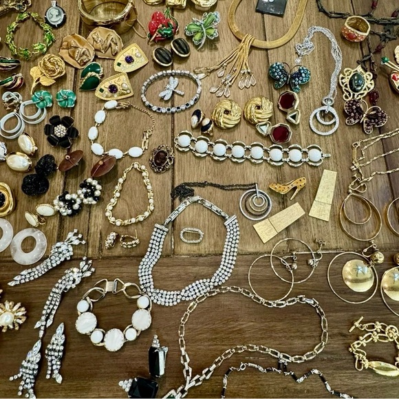 3 LBs vintage Costume Jewelry Lot~ All Wearable Gold silver pearls - Picture 6 of 7